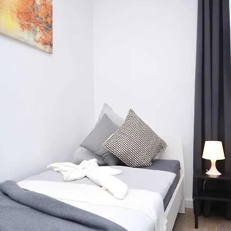 Spacious & Chic Flat With Balcony Near Nurnberg Appartement *